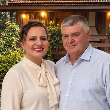 Carlos Alberto Marian e Regiane Schuller Marian, os anfitriões, em frente à Cabana Aurora
