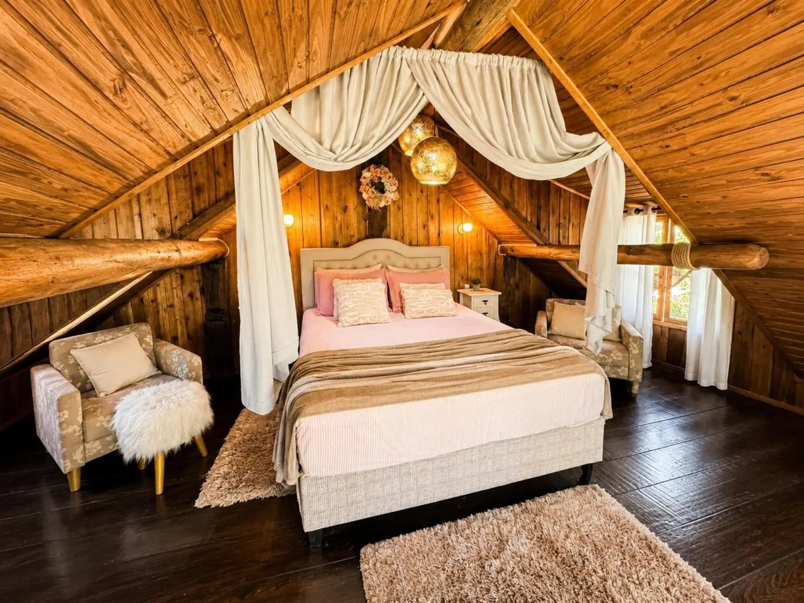 Quarto com cama de dossel e teto de madeira