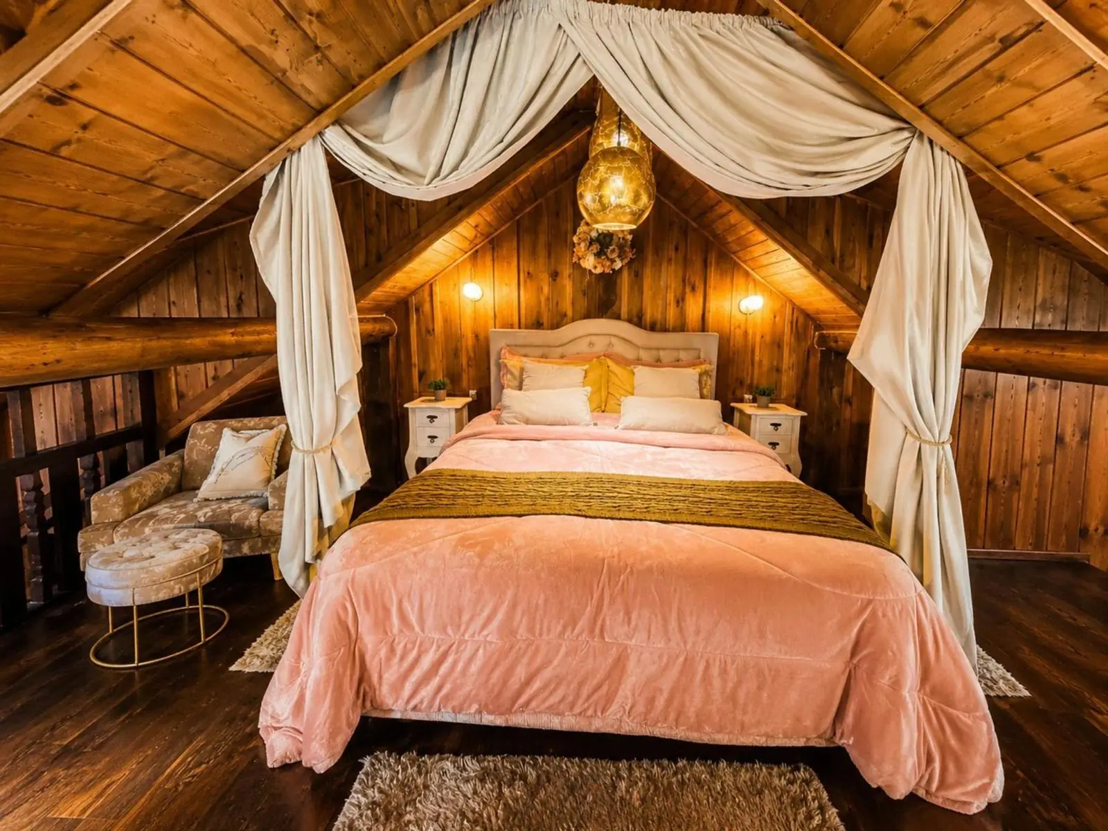 Quarto de dossel com colcha rosa