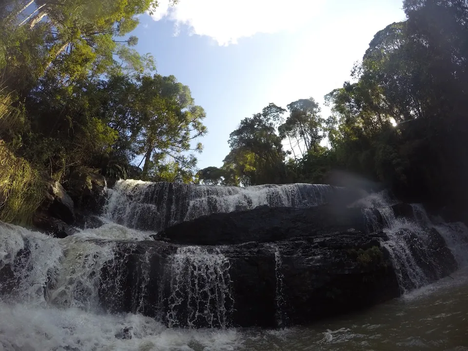 Cachoeira larga em degraus de pedra nas Cachoeiras do Pinguirito