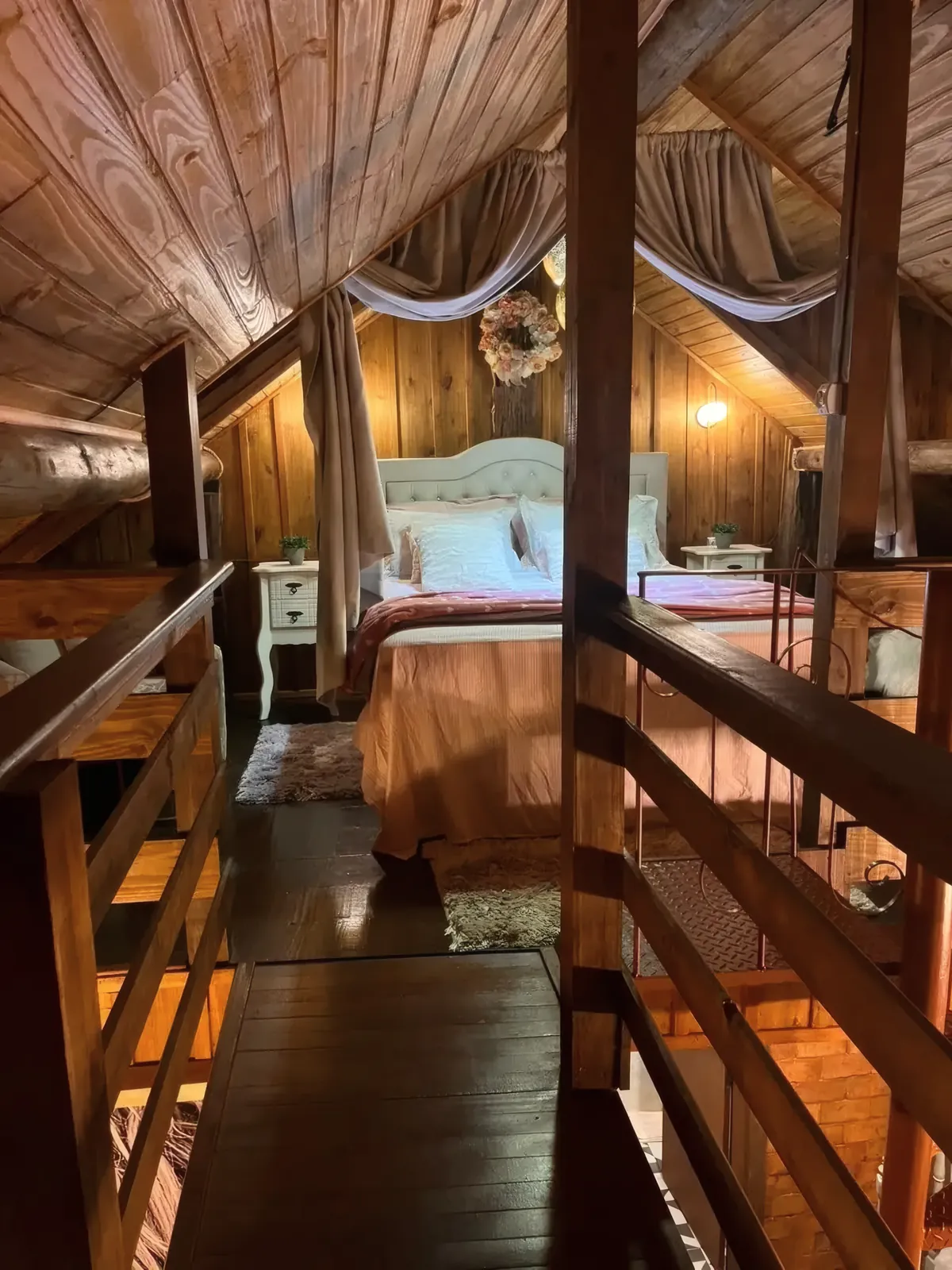 Mezanino com cama de casal e guarda-corpo de madeira