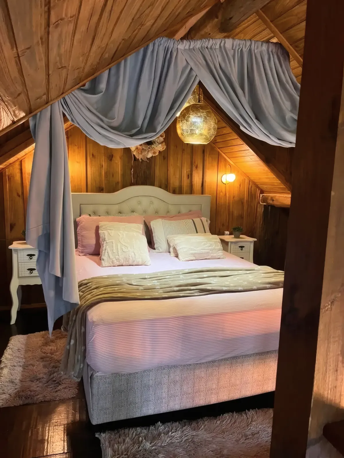 Quarto com dossel de voal e luzinhas no teto de madeira