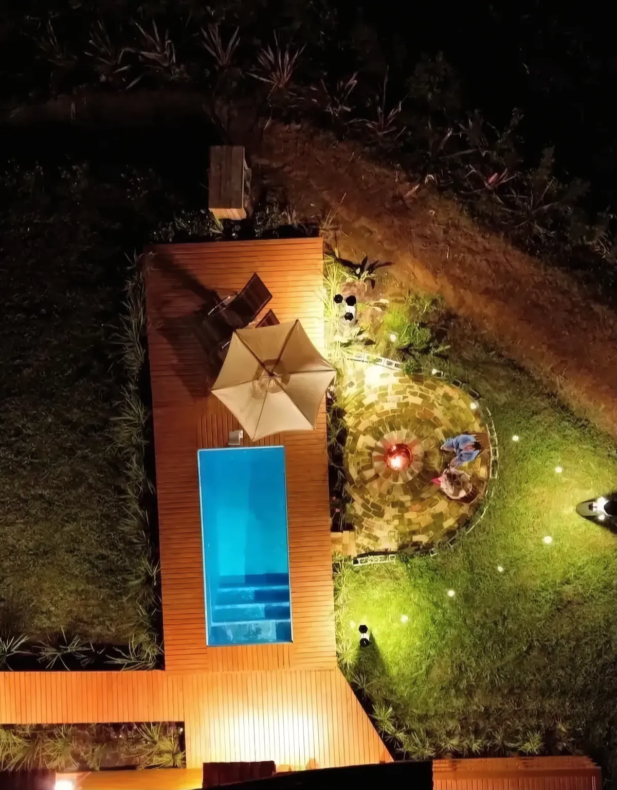 A piscina da Gaia vista de cima, iluminada à noite