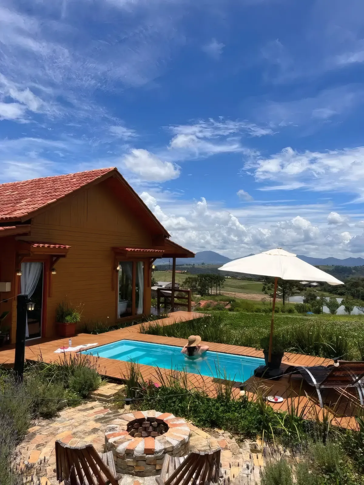 Gaia com a piscina, o guarda-sol e a serra ao fundo