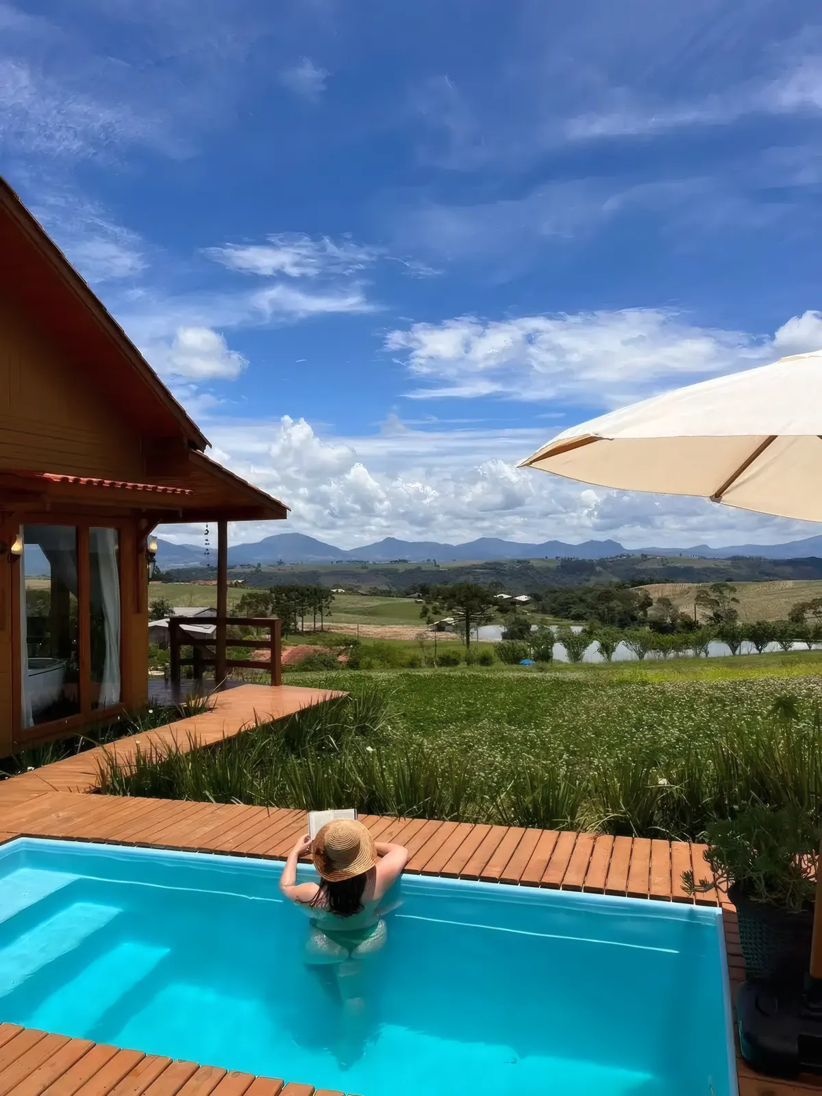 Hóspede na piscina aquecida, de frente para as montanhas